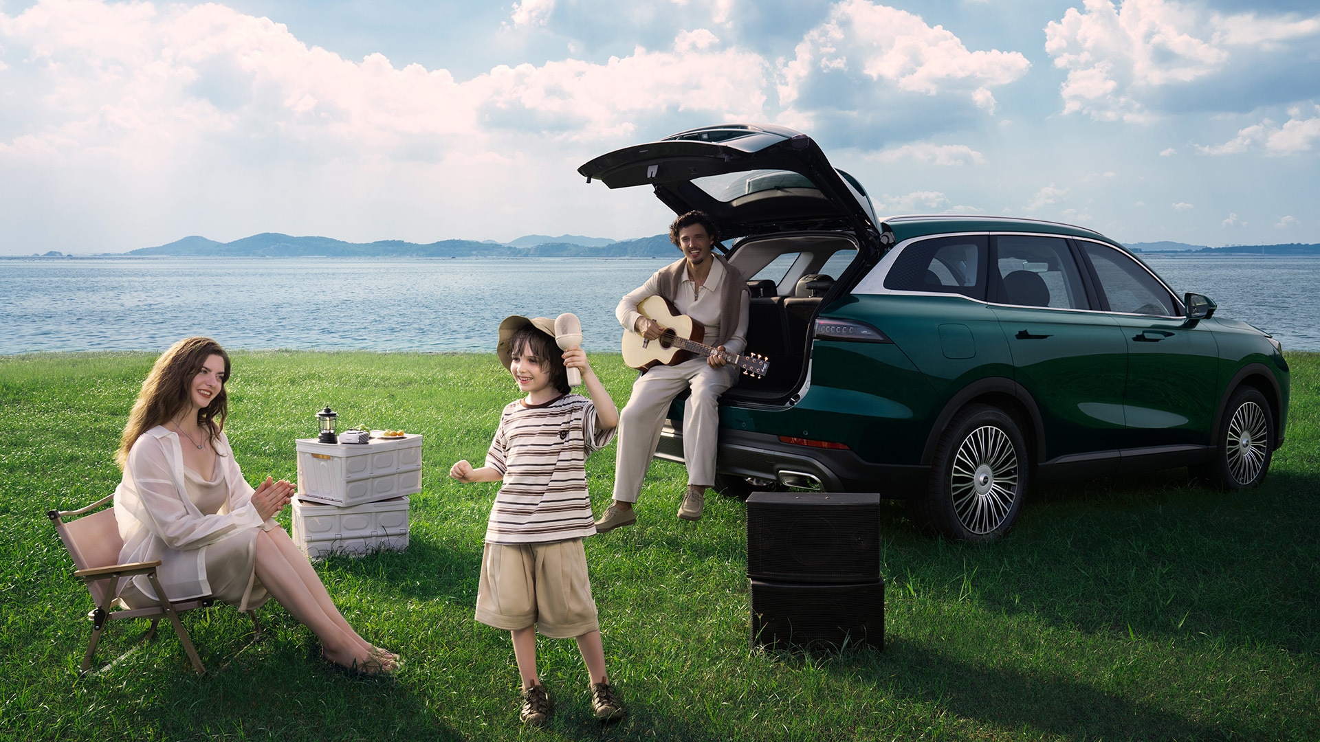Family enjoying a picnic by the lake with their Chery Tiggo 9 Pro SUV
