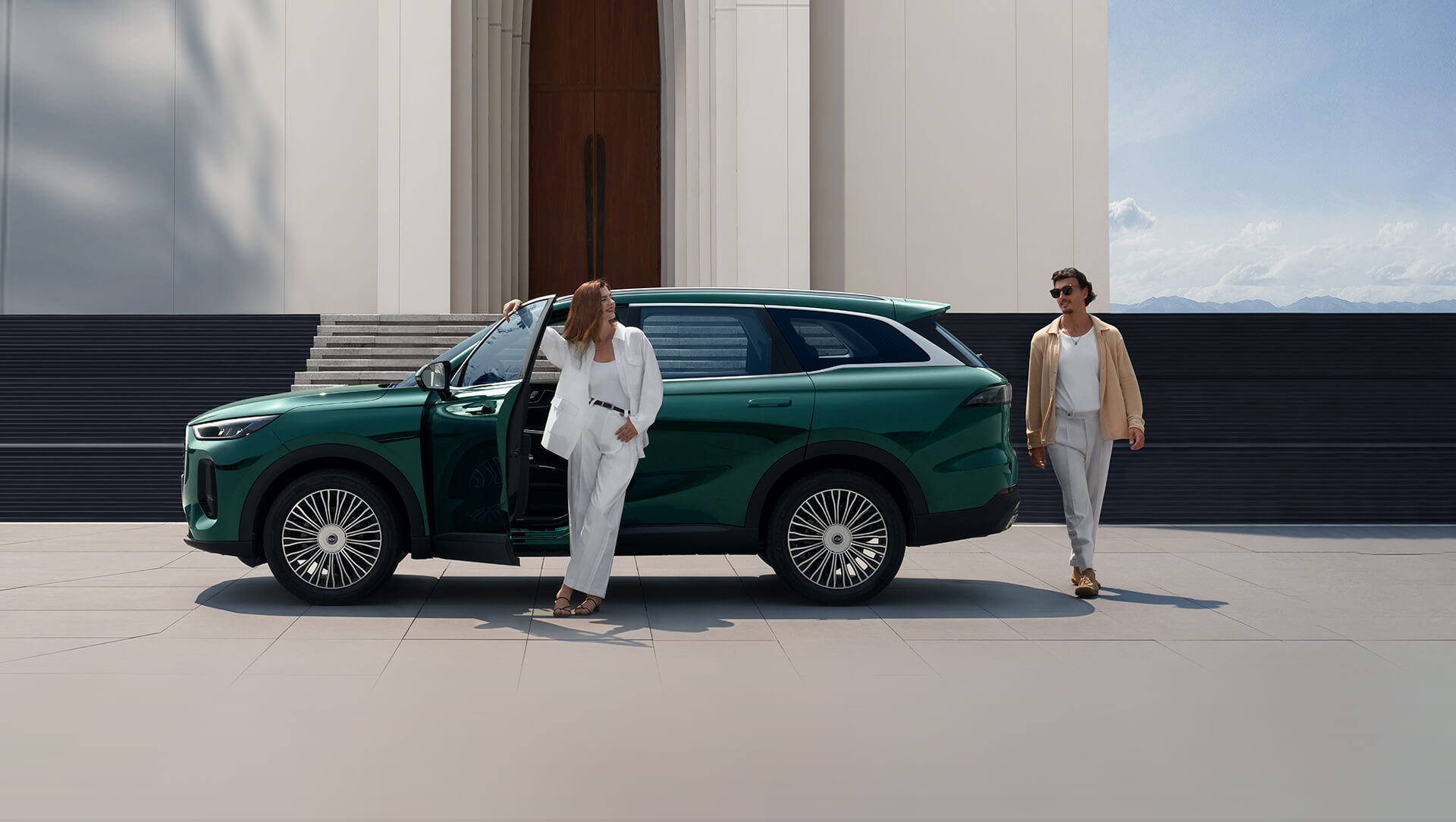 Chery Tiggo 9 Pro with couple